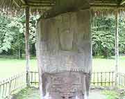 Stele I, (804 AD)  zeigt den 16. Frsten Jade Sky (Jadehimmel). Seine Namensglyphen  knnen auch als Chakal U Ka'an (Roter Mond-Himmel) gelesen werden. 