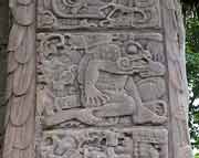 Stele D in Quirigua, Westseite, 4. Bildfeld von oben. Die Stele wurde ebenfalls von Cauac Sky im Jahre 766 AD aufgestellt. Auf Stele D berichtet der Frst in langen Texten von seiner Inthronisation im Jahr 724 und dem 40-Tun-Jubilum seines Machtbeginns.