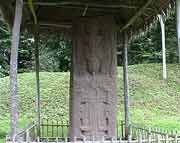 Stele A in Quirigua,  aufgestellt 775 AD vom 14. Frsten Cauac Sky der damals schon ber 80 Jahre alt war. Er besiegte  Copan und verhalf damit Quirigua zu seiner Unabhngigkeit.  Cauac Sky starb 785.